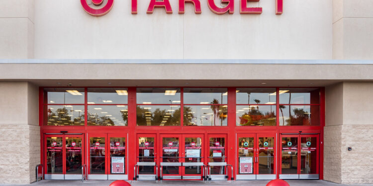 Target, Walmart y Amazon pierden apoyo entre consumidores LGBTQ+ por políticas de inclusión