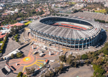 Aficionados ganan la batalla: FIFA vuelve a permitir agua embotellada en los estadios