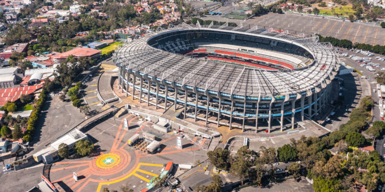 Aficionados ganan la batalla: FIFA vuelve a permitir agua embotellada en los estadios