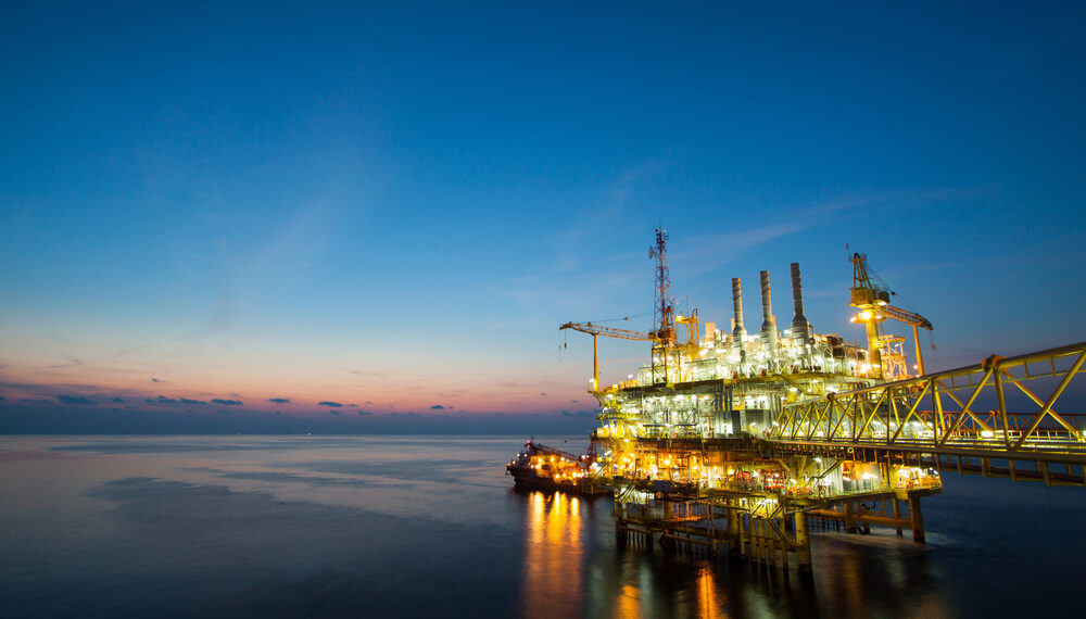 Trump amenaza con tomar el control del principal centro petrolero iraní