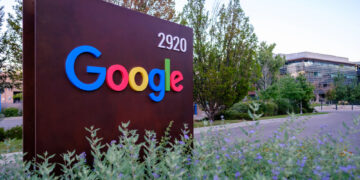 Google apuesta por Hollywood e invierte $75 millones en A24, productora de Backrooms