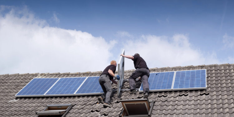 Energía solar enchufable: ¿Puede realmente reducir tu factura eléctrica?