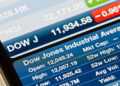 Las acciones tradicionales toman el control de Wall Street y empujan al Dow a niveles récord