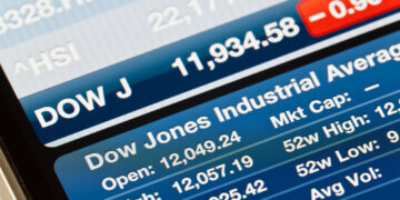 Las acciones tradicionales toman el control de Wall Street y empujan al Dow a niveles récord