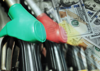 Alza de los combustibles por conflicto en Medio Oriente golpea el bolsillo de las familias en EE.UU.