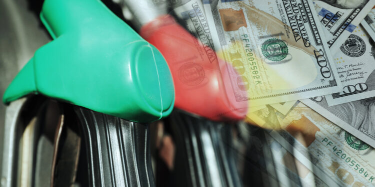 Alza de los combustibles por conflicto en Medio Oriente golpea el bolsillo de las familias en EE.UU.