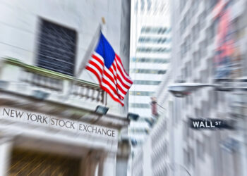 Dow Jones pierde más de 600 puntos mientras el alza del petróleo y los bonos reaviva temores inflacionarios