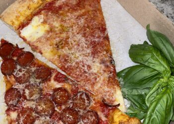 Pizzería creada por un latino sube al podio nacional de las mejores de Estados unidos