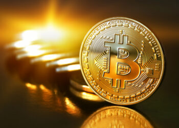 Bitcoin sorprende al mercado: Supera los $65,000 mientras las grandes ballenas siguen comprando