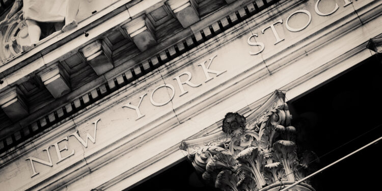 Wall Street cae mientras el petróleo supera los $78 tras nuevas amenazas de Trump contra Irán