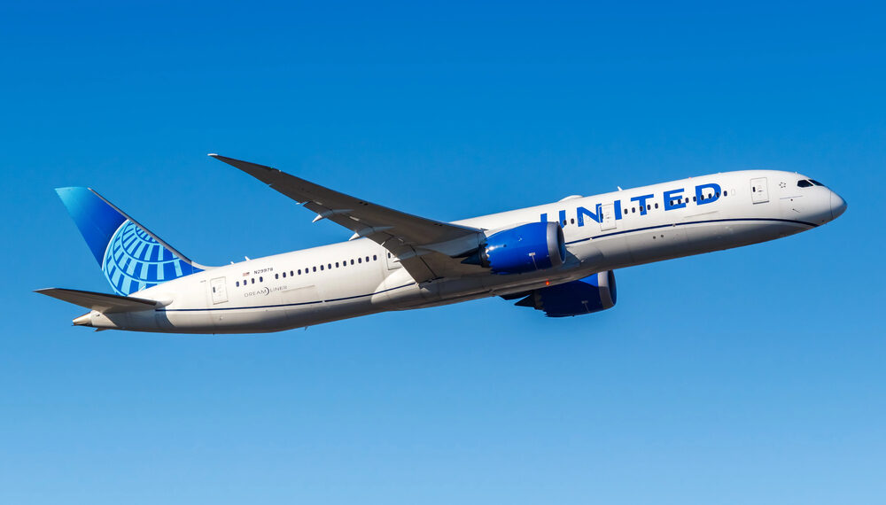 United supera expectativas, pero advierte un aumento de $6,000 millones en costos de combustible