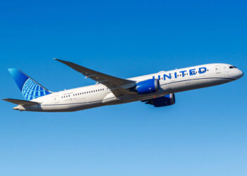 United supera expectativas, pero advierte un aumento de $6,000 millones en costos de combustible