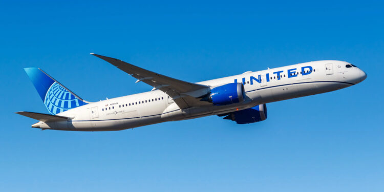 United supera expectativas, pero advierte un aumento de $6,000 millones en costos de combustible