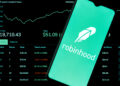 Robinhood cambia su tarjeta Platinum de $695 tras las críticas: Aquí los nuevos beneficios