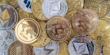 Criptomonedas, campos de golf y licencias: Así obtuvo Trump más de $580 millones fuera de la Casa Blanca