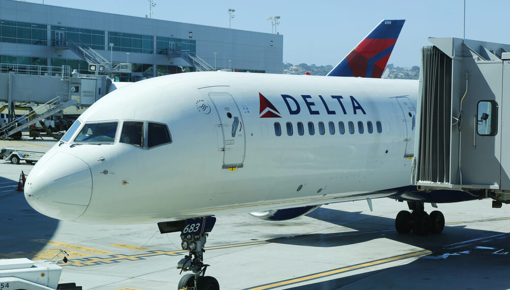 Delta introduce una tarifa premium más económica con menos beneficios para viajeros de negocios