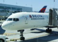 Delta introduce una tarifa premium más económica con menos beneficios para viajeros de negocios