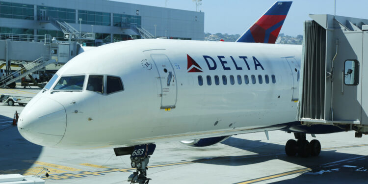 Delta introduce una tarifa premium más económica con menos beneficios para viajeros de negocios