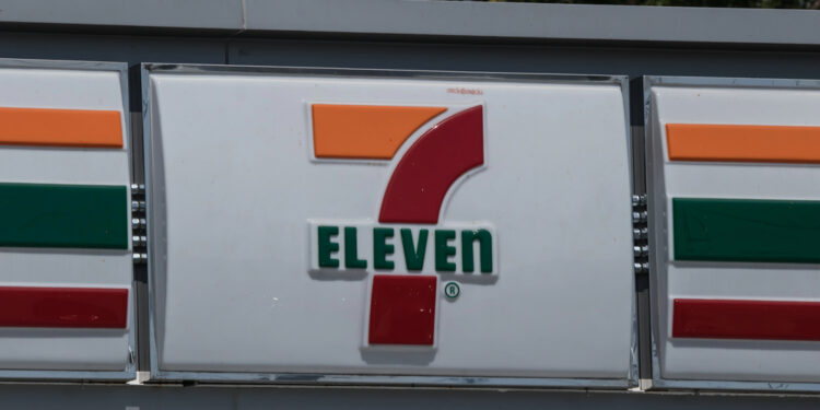7-Eleven acelera su reestructuración: Cerrará 200 tiendas y transformará otras 350 en EE.UU.