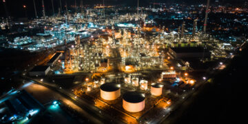 OPEP+ aumenta la producción de petróleo, pero el mercado sigue pendiente del estrecho de Ormuz
