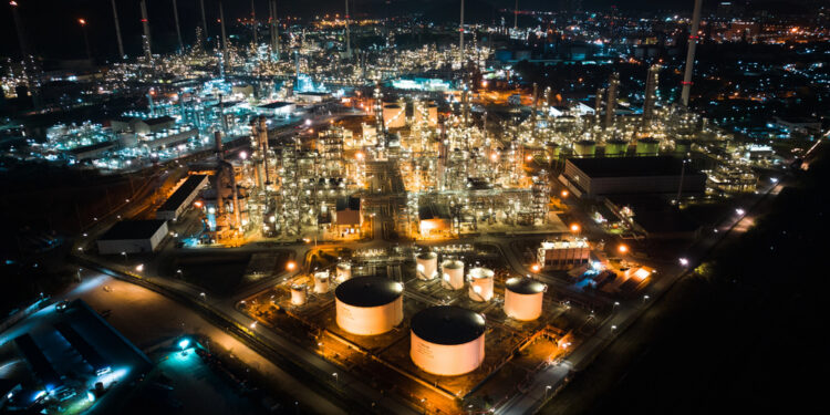 OPEP+ aumenta la producción de petróleo, pero el mercado sigue pendiente del estrecho de Ormuz