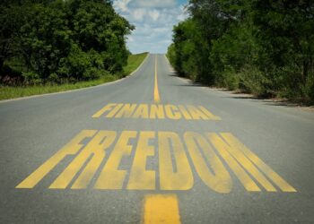 Los hábitos que distinguen a quienes logran independencia financiera antes de los 50 años