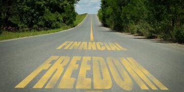 Los hábitos que distinguen a quienes logran independencia financiera antes de los 50 años