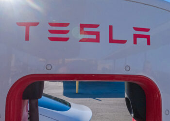 Tesla supera las ventas previstas, pero decepciona con sus ganancias y registra flujo de caja negativo