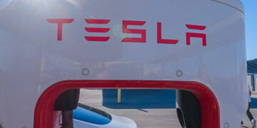 Tesla supera las ventas previstas, pero decepciona con sus ganancias y registra flujo de caja negativo