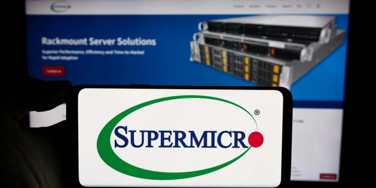 Super Micro eleva previsión de márgenes y la acción salta 15% por fuerte crecimiento de pedidos de IA