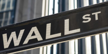 Dow Jones pierde más de 700 puntos mientras bonos y petróleo golpean a Wall Street