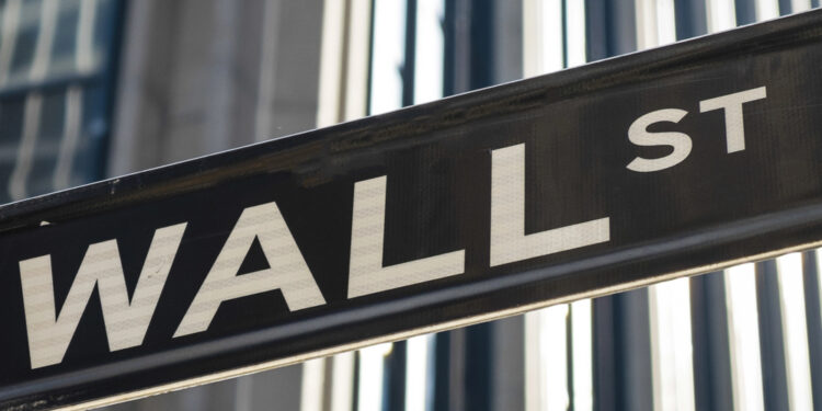 Dow Jones pierde más de 700 puntos mientras bonos y petróleo golpean a Wall Street