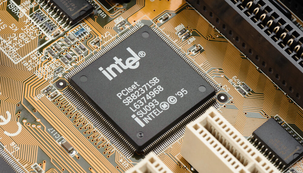 Intel busca $15,000 millones en bolsa para acelerar sus inversiones ante el auge de la IA