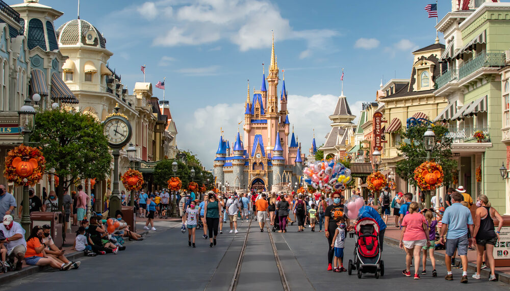 Disney supera las ganancias previstas y demuestra que sus parques siguen desafiando la desaceleración del consumo
