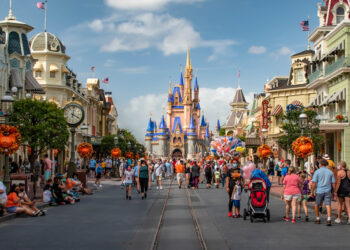 Disney supera las ganancias previstas y demuestra que sus parques siguen desafiando la desaceleración del consumo