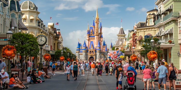 Disney supera las ganancias previstas y demuestra que sus parques siguen desafiando la desaceleración del consumo