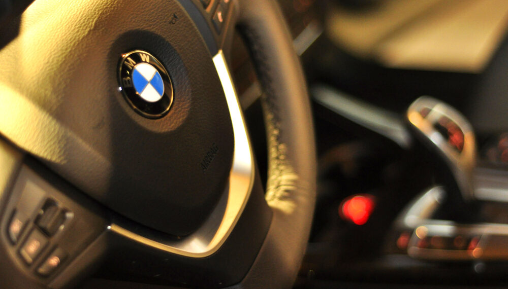 BMW acelera un recorte de empleos mientras sus ganancias se desploman por la crisis del mercado automotriz