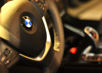 BMW acelera un recorte de empleos mientras sus ganancias se desploman por la crisis del mercado automotriz