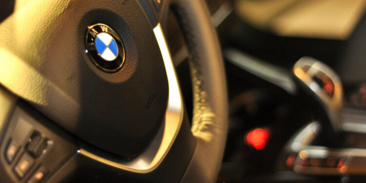 BMW acelera un recorte de empleos mientras sus ganancias se desploman por la crisis del mercado automotriz