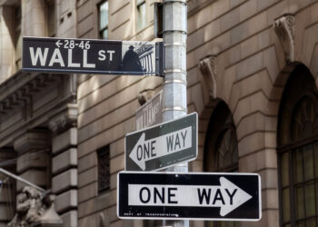 Wall Street gira silenciosamente: El dinero abandona a los gigantes tecnológicos y estas acciones comienzan a tomar el relevo