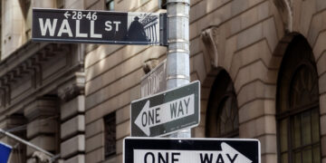 Wall Street gira silenciosamente: El dinero abandona a los gigantes tecnológicos y estas acciones comienzan a tomar el relevo
