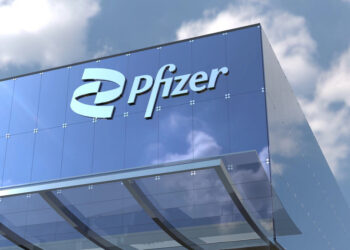 Pfizer mejora su previsión anual, pero una pérdida millonaria revela el costo de su transformación