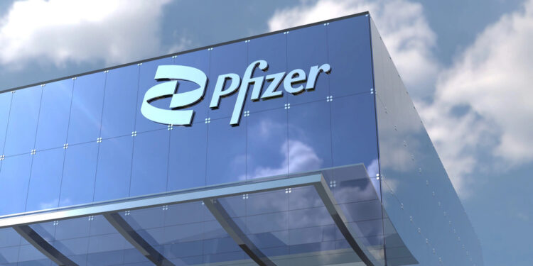 Pfizer mejora su previsión anual, pero una pérdida millonaria revela el costo de su transformación
