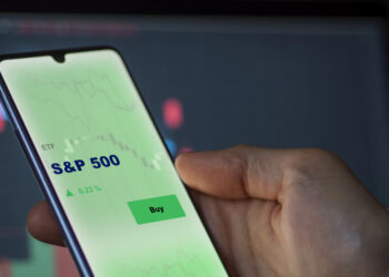 S&P 500 cae por tercer día mientras petróleo y bonos aumentan la presión sobre Wall Street