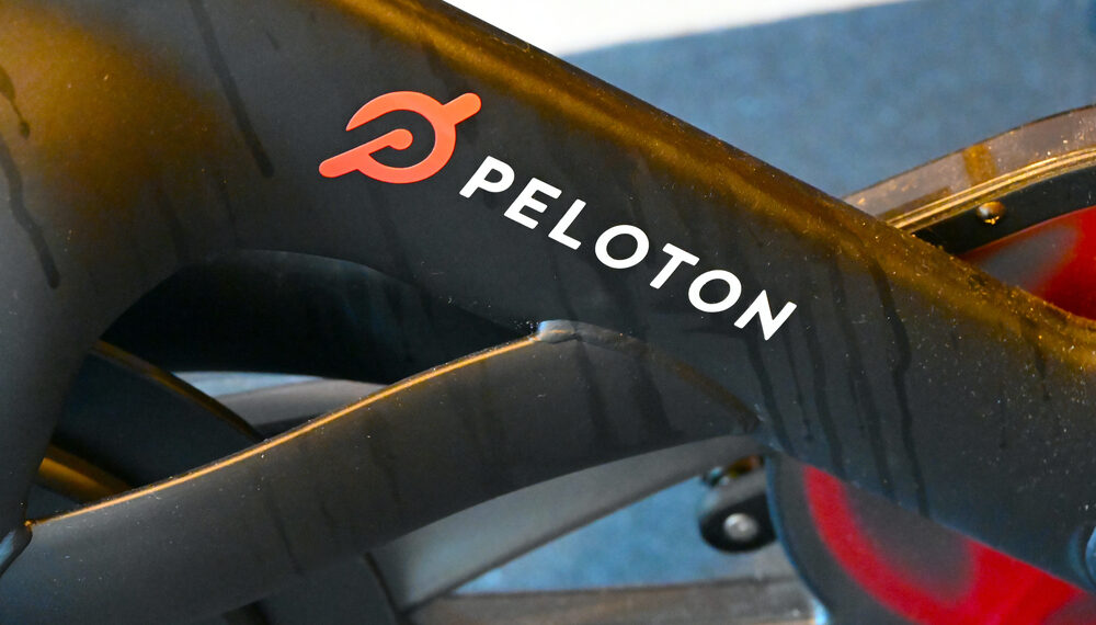 Peloton logra su primer año con ganancias, pero su pronóstico enfría el entusiasmo de Wall Street