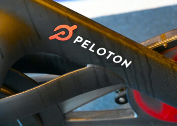 Peloton logra su primer año con ganancias, pero su pronóstico enfría el entusiasmo de Wall Street