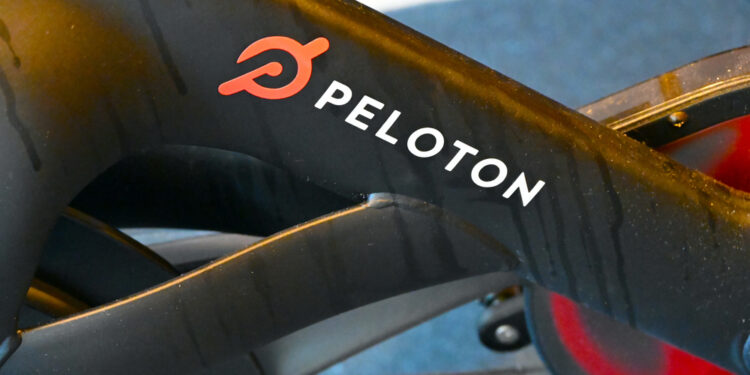 Peloton logra su primer año con ganancias, pero su pronóstico enfría el entusiasmo de Wall Street