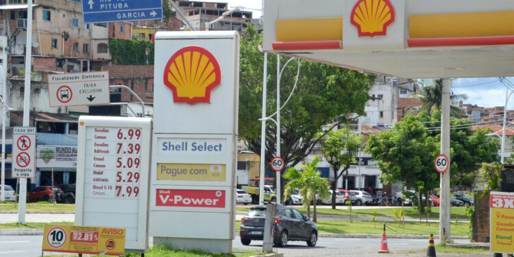 Diésel alcanza $7 por galón en California y amenaza con aumentar la presión sobre los precios
