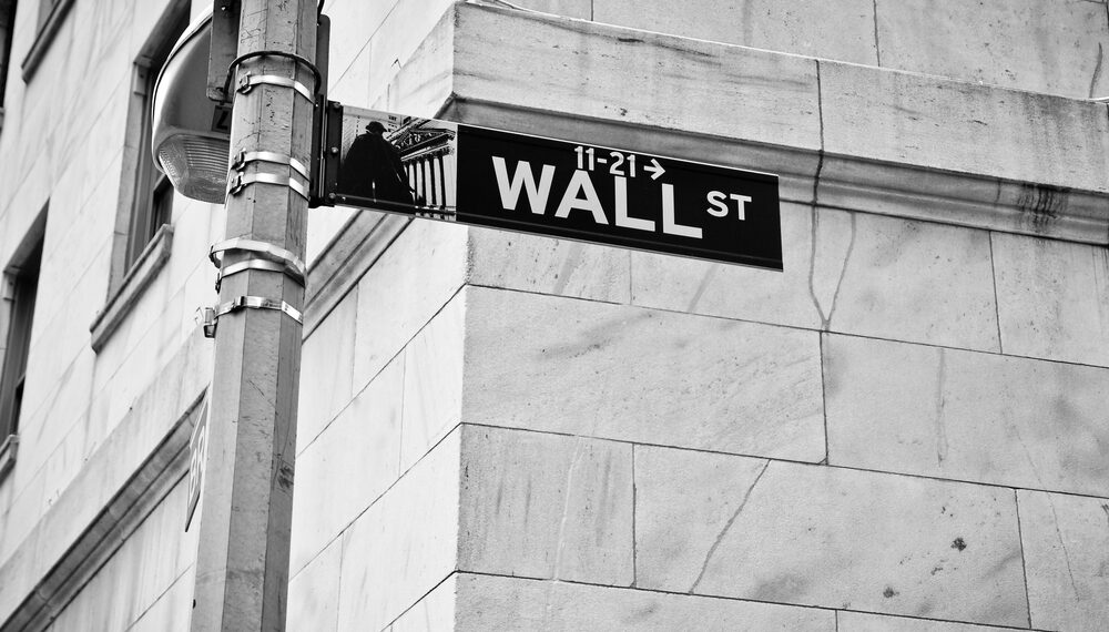 S&P 500 cierra casi sin cambios mientras petróleo sube e Intel arrastra a los semiconductores