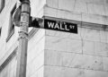 S&P 500 cierra casi sin cambios mientras petróleo sube e Intel arrastra a los semiconductores